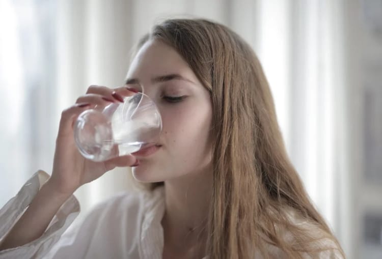 Benarkah Minum Air Banyak Itu Selalu Baik? Penelitian Baru Ungkap Fakta Mengejutkan!