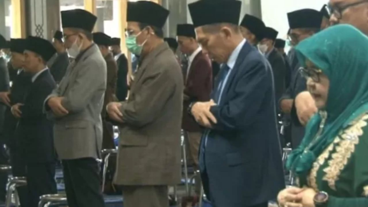 Bilang Ibadah Ada Standartnya, Komedian Ini Komentari Cara Shalat Ponpes Al Zaytun