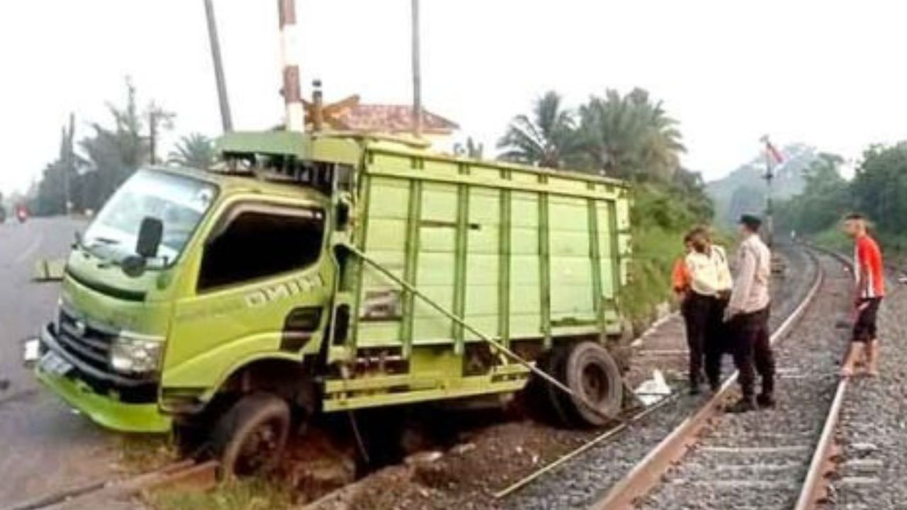 Truk Hino Ringsek Dihajar Kereta Api Babaranjang, Sopirnya Cuma Lecet di Jari Manis