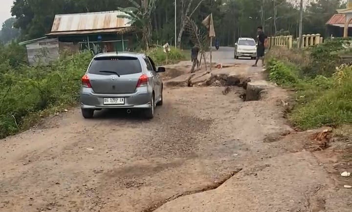 Waspada! Jalan Amblas di Desa Muara Teladan Terancam Putuskan Akses Keluang–Sekayu
