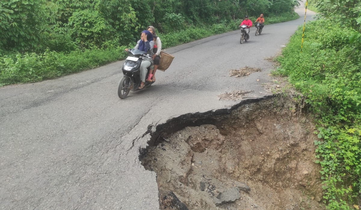 Terdapat Titik Longsor Jalan Poros Empat Lawang: Pengendara Diimbau Hati-Hati