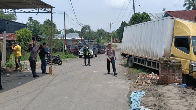 Truk Rem Blong Tabrak Mobil Kijang dan Warga, 1 Orang Tewas