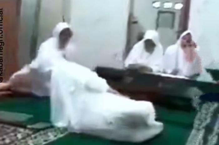 VIDEO VIRAL!! Ibu-ibu Pengajian Meninggal Dunia Saat Lantunkan Ayat Suci Alquran