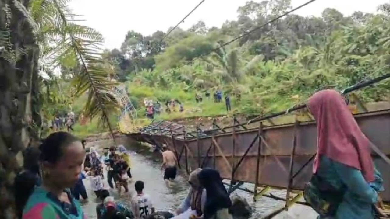 Jembatan Gantung Batu Pepeh Putus Saat Tahun Baru, Puluhan Wisatawan Terjun Bebas ke Sungai