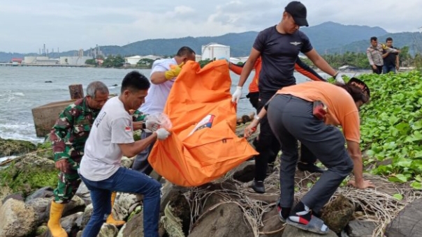 TEMUKAN, Mayat di Belakang PT Lotte Chemical, Diduga Penumpang KMP Athaya yang Hilang