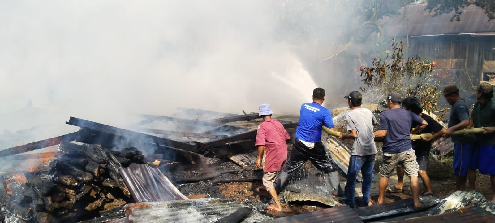 BREAKING NEWS!: Kebakaran Menghanguskan Satu Rumah di Desa Gunung Meraksa Lama