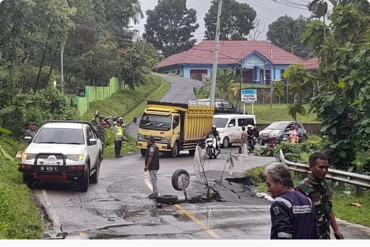 Jalinsum Lahat-Pagaralam Terancam Longsor Akibat Hujan Deras