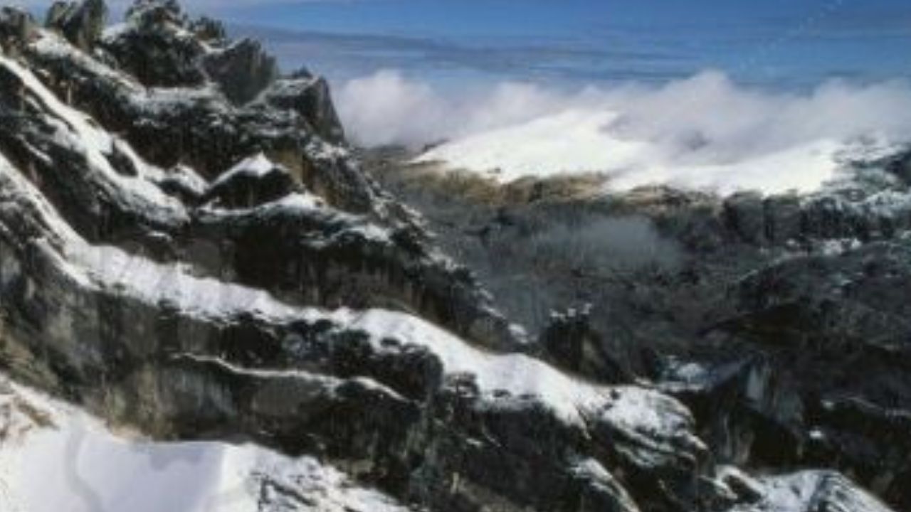 Misteri Gunung Jayawijaya Papua, Keindahan Alam dan Cerita Mistis Penampakan UFO