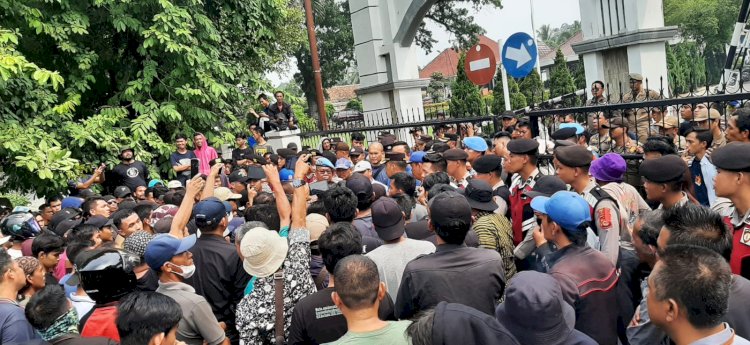 Heboh! Massa Desak Pj Bupati OKU Angkat Kaki, Gerbang Rumah Dinas Nyaris Ricuh