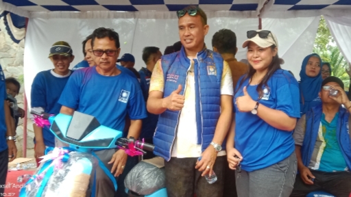 Dua Ibu Rumah Tangga Dapat Motor Listrik di HUT PAN ke-27 Empat Lawang