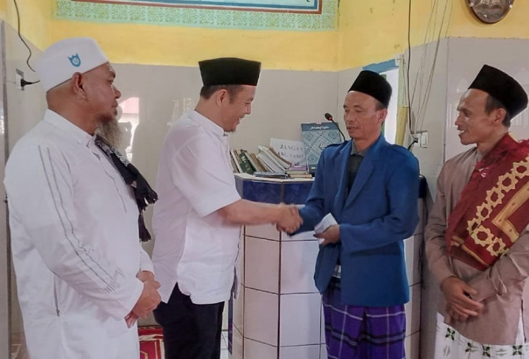 Hepy-Efsi Tinjau Dusun Tanjung Taring dan Sampaikan Bantuan