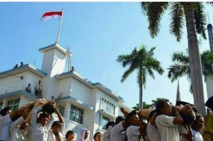 Hotel Majapahit Surabaya: Kesaksian Misterius pada Perjuangan Kemerdekan, Ada penampakan Hantu Belanda Berdans