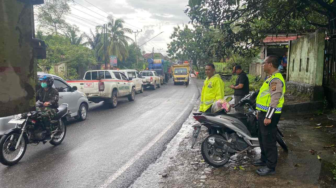 Kecelakaan Dump Truk Batubara di Lahat Picu Kemacetan Parah Hingga 7 Jam!