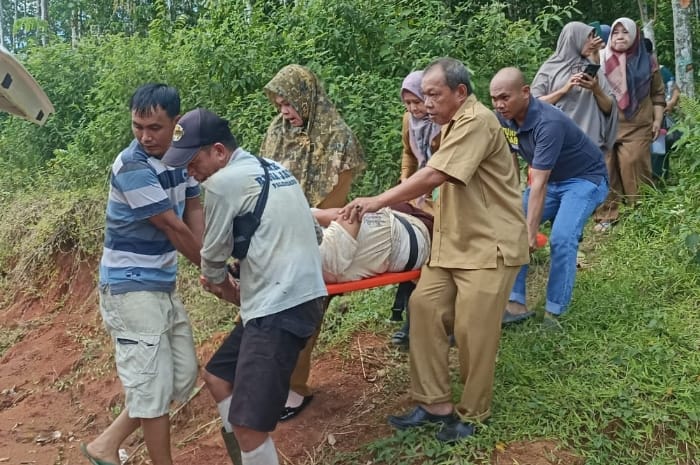 Ibu Muda Lahirkan Bayi Perempuan di Kebun Karet, Untung Ada Polisi!!