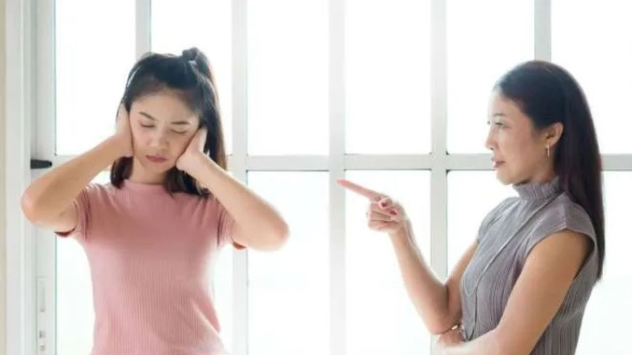 8 Cara Efektif Berbicara dengan Anak Remaja yang Keras Kepala