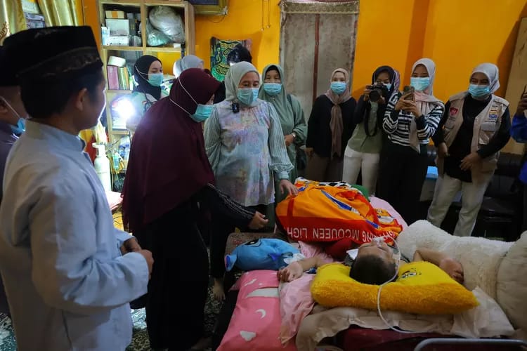 Ketua TP PKK Palembang Kunjungi Warga Sakit, Berikan Bantuan Kursi Roda dan Sembako