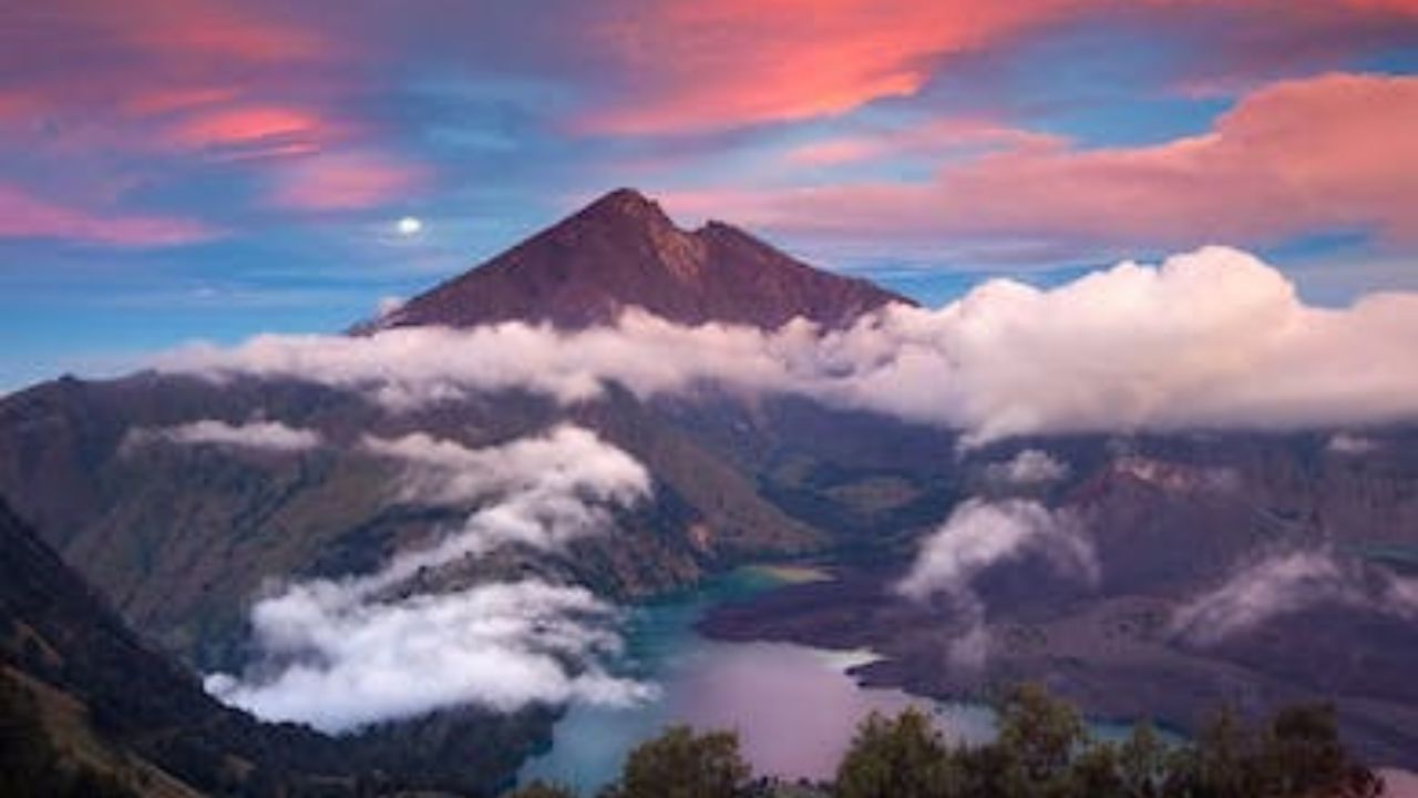 Keindahan Gunung Rinjani Simbol Kesakralan dan Mistis