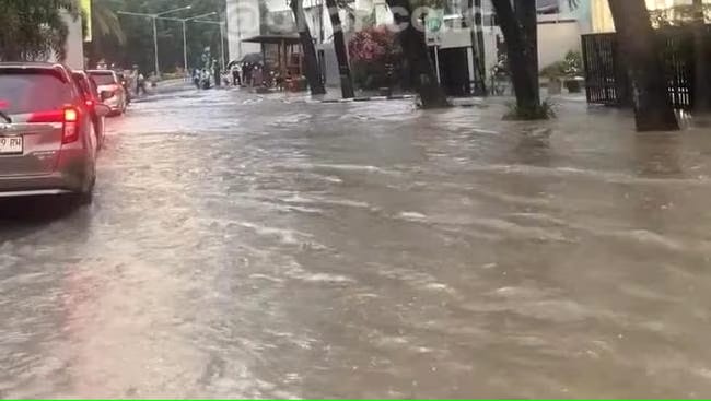 Banjir Kembali Rendam Palembang, Warga Keluhkan Langganan Genangan di Sekitar Mal Picon dan Stasiun LRT