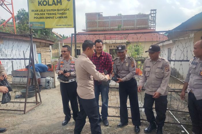 Meriahkan HUT Bhayangkara 77 Polsek Tebing Tinggi Bagikan Hasil Panen Lele