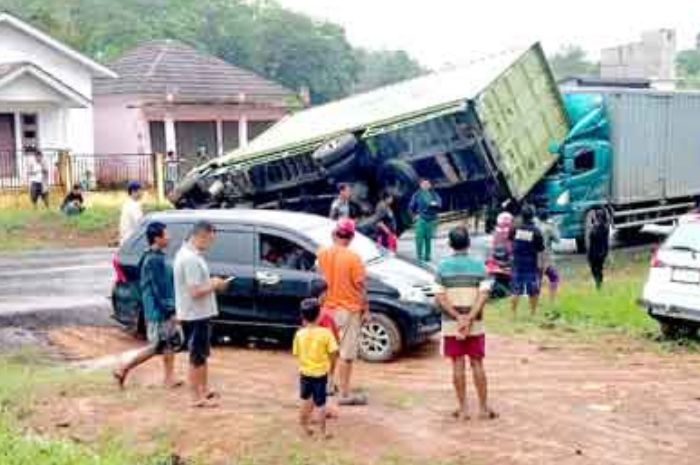 Jalintim Palembang-Jambi Macet Sejam, Truk Boks Terguling Melintang di Tengah Jalan