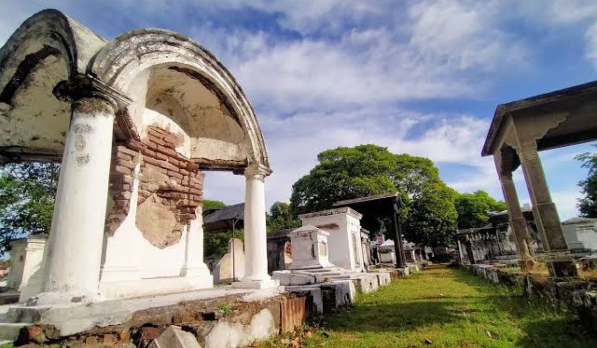 Makam Belanda Kampung Peneleh: Menelusuri Jejak Sejarah dan Kisah Mistis