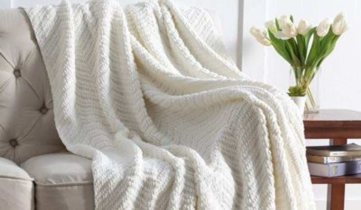 Buat Sofa Lebih Estetik, Rekomendasi Throw Blanket Ini Sayang Dilewatkan
