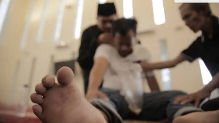 Mengerikan, Seorang Pria Mengalami Gangguan Makhluk Halus Saat Lembur