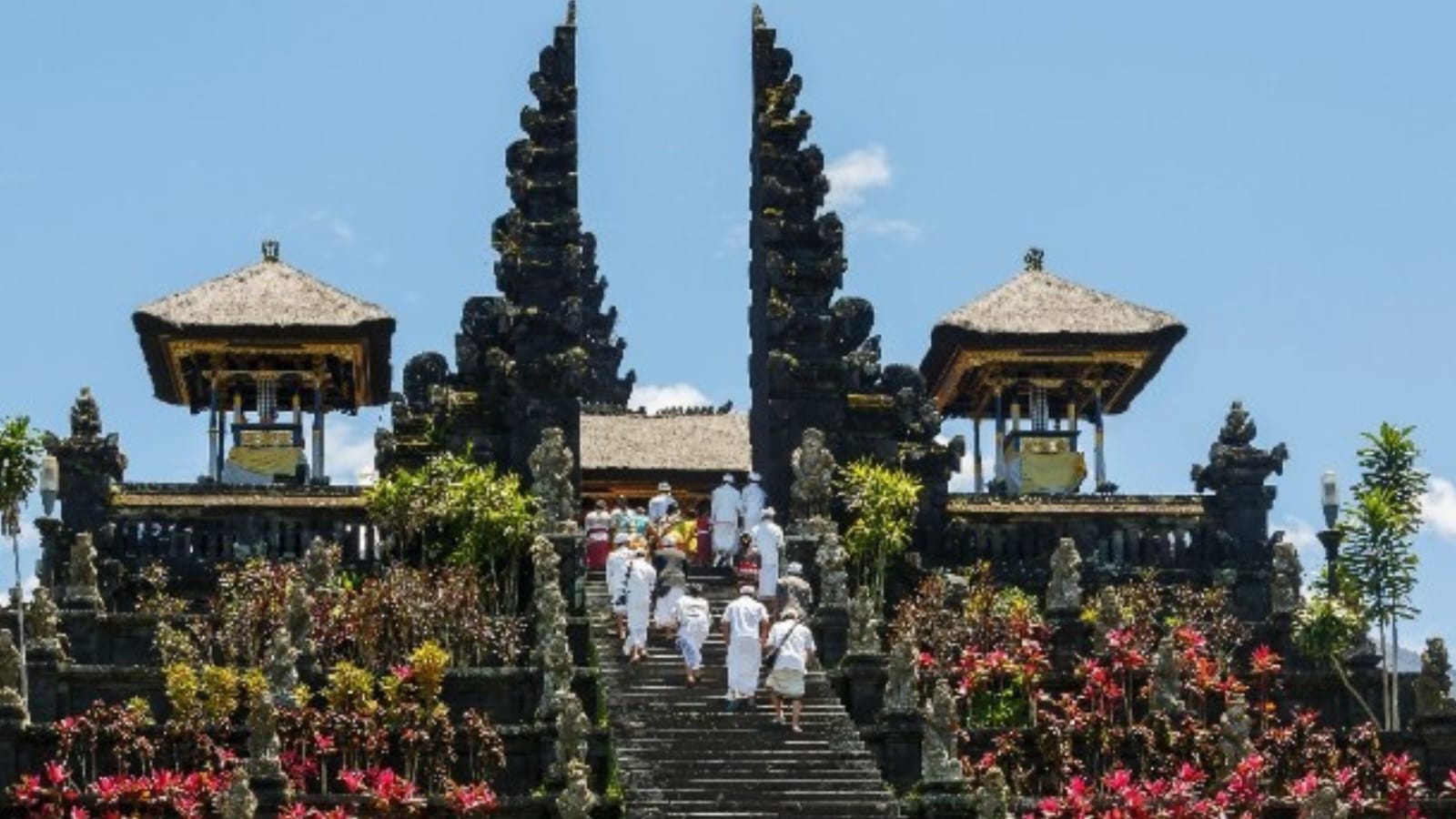 Cerita Mistis Pura di Bali: Ada Naga Melilit Gunung Mandara