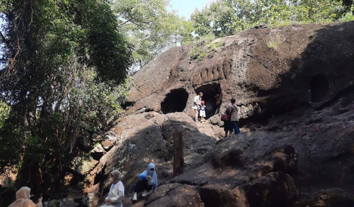 Gua Selomangleng: Menelusuri Jejak Sejarah dan Pemakaman Terbuka