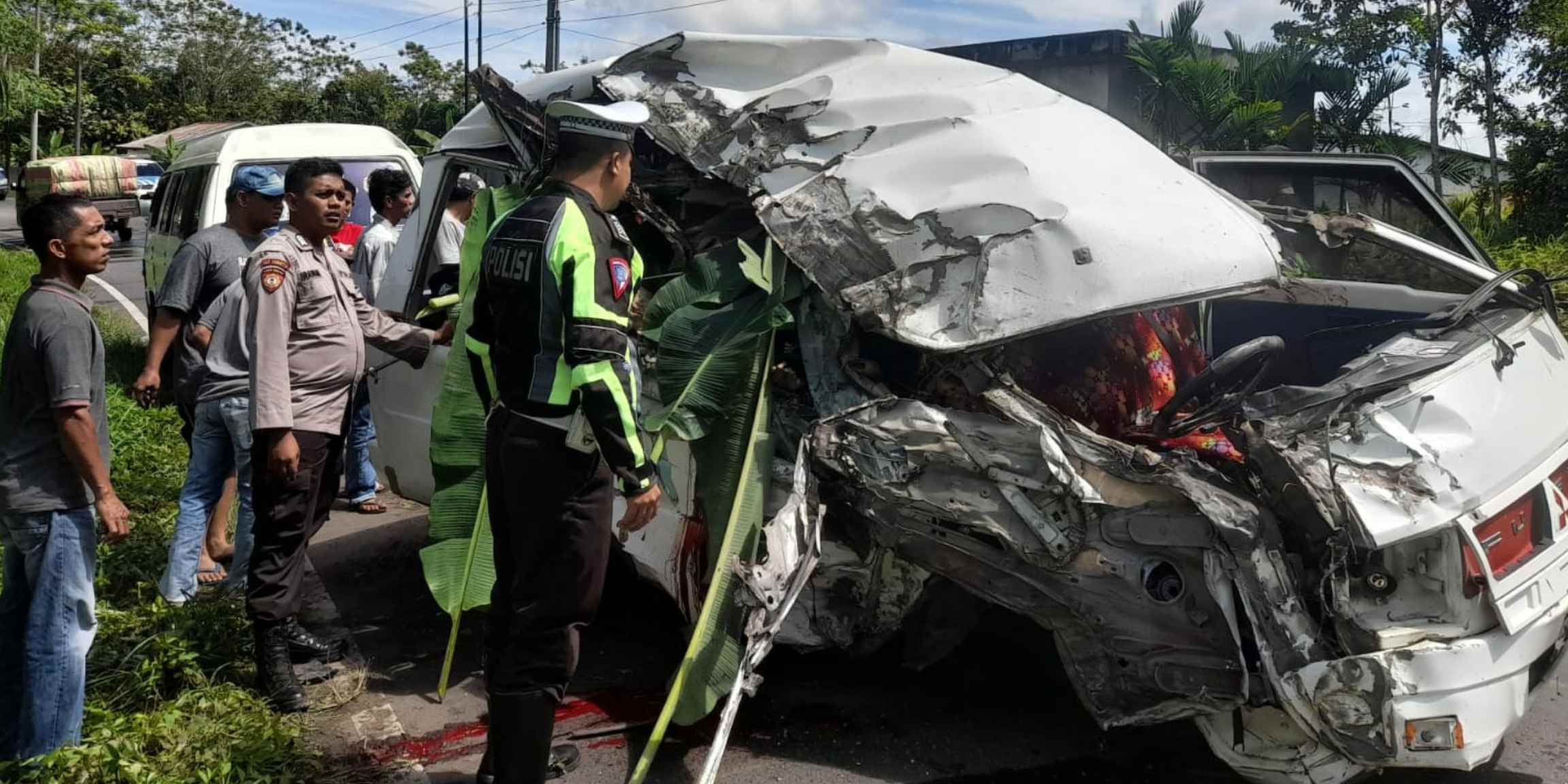 Lakalantas Maut Dump Truk Versus Mini Bus L300, Tiga Orang Tewas