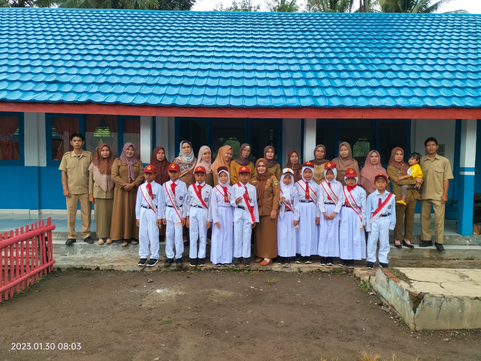 Waw! Kepsek Ini Berikan Reward Untuk Siswa yang Hafal UUD 1945 dan Janji Siswa