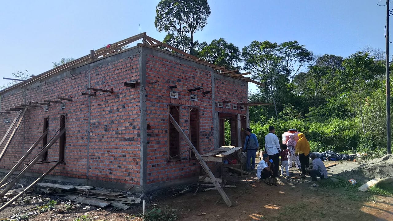 Tradisi Naik Bubungan di Empat Lawang, Filosofi Unik di Balik Penaikan Kayu Bubungan Atap Rumah