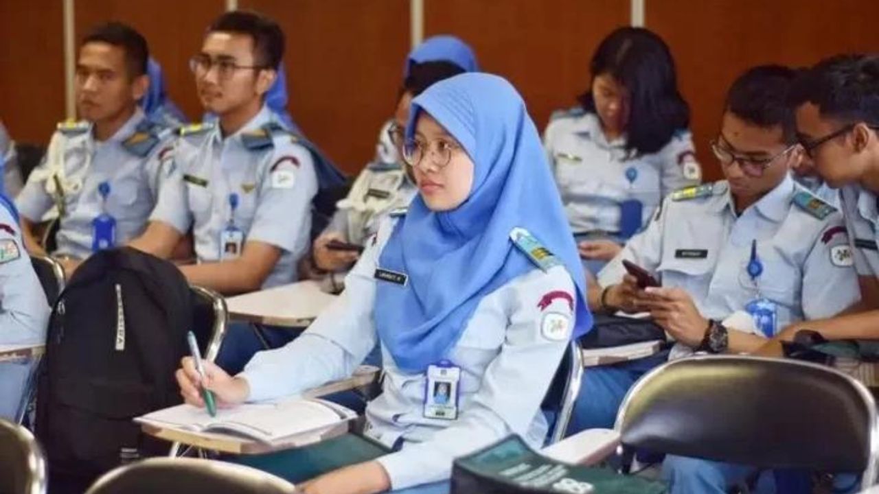 Peluang Karier Tanpa Batasan: Sekolah Kedinasan yang Membolehkan Penggunaan Kacamata