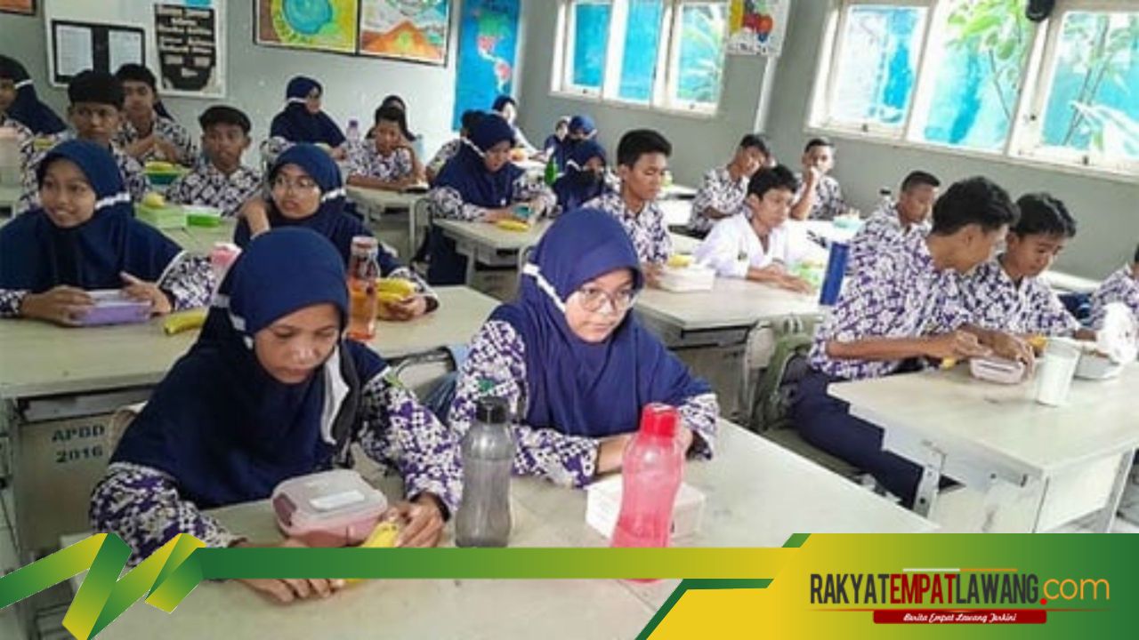 Pengalihan Dana BOS untuk Makan Siang Gratis: DPR Tolak dan Minta Pemerintah Jangan Korbankan Pendidikan