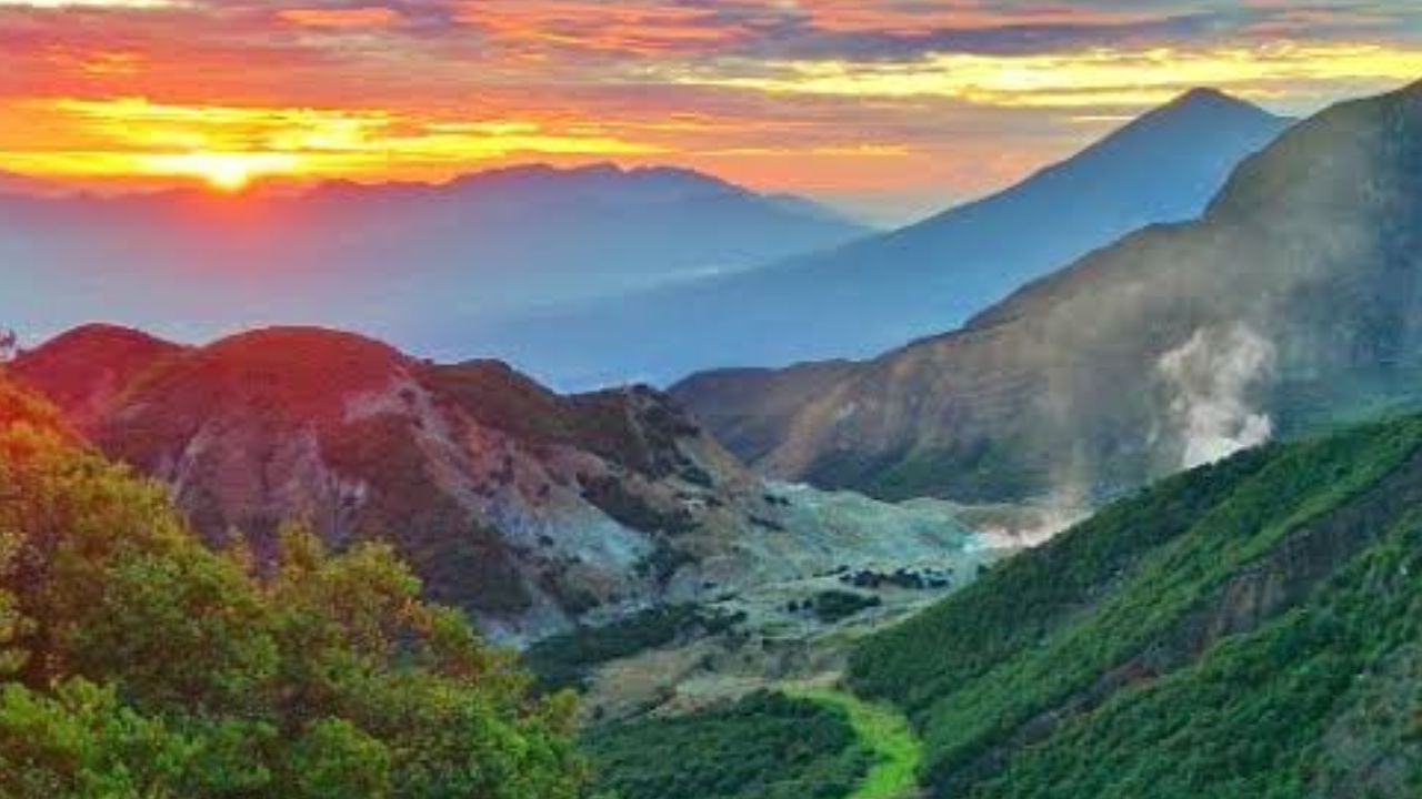 Gunung Papandayan Berapa MDPL? Konon, Kawahnya Sering Berubah-ubah!