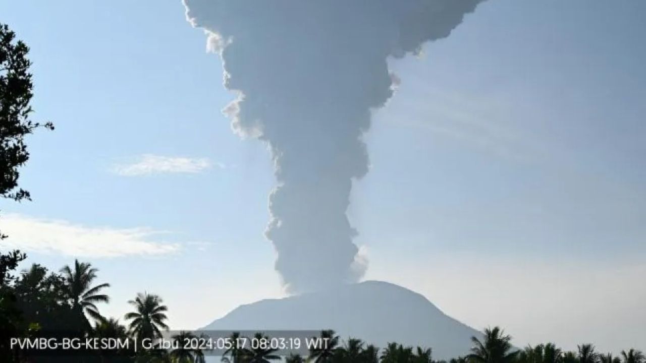 Erupsi Gunung Ibu: Status Awas dan Dampak yang Mengancam