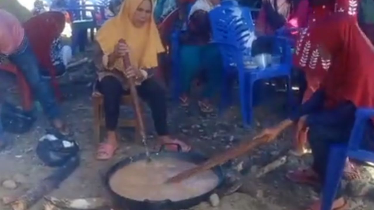Tradisi Unik di Kabupaten Lahat, Ndodol ala Emak-emak di Tanjung Sakti