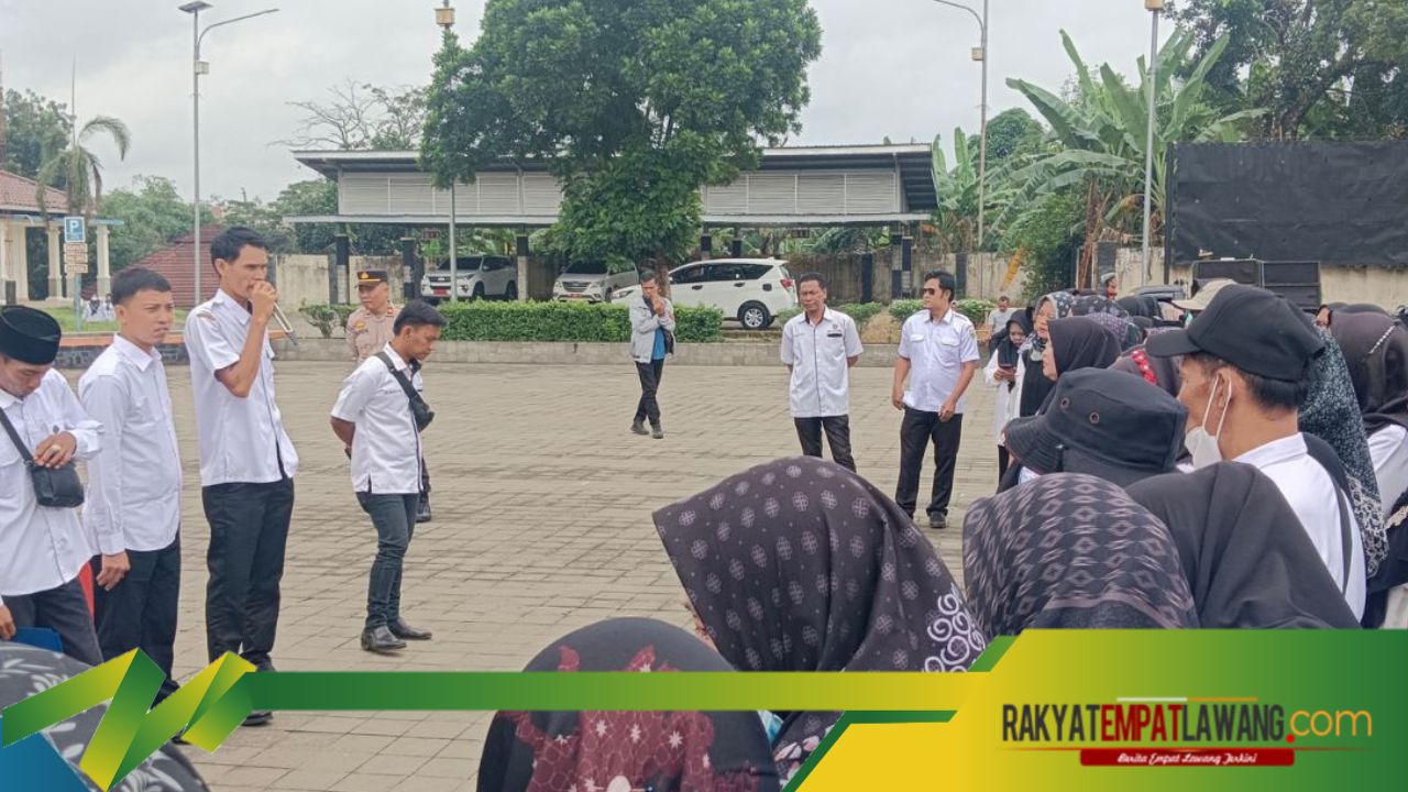 Ratusan Tenaga Honorer R2 dan R3 di Empat Lawang Demo Tuntut Status PPPK Penuh Waktu