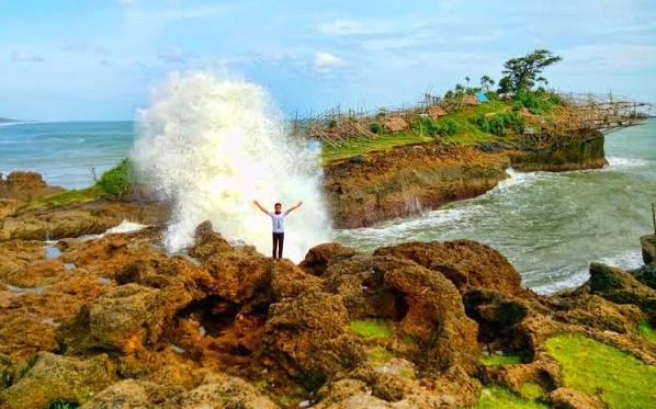 Pesona Keajaiban Pantai Cicaladi, Surga Tersembunyi di Jantung Jawa Barat