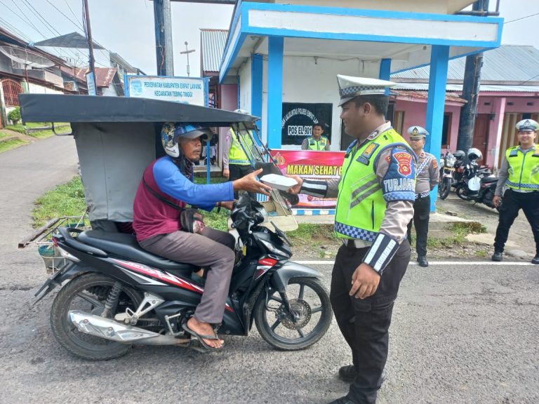 Polres Empat Lawang Bagi-Bagi Makan Sehat di Jalan Lintas Sumatera, Warga Tebing Tinggi Antusias!