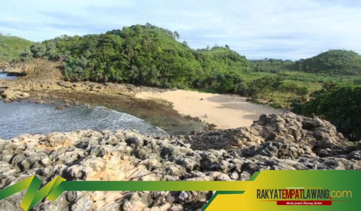 Mengintip Pantai Watu Leter: Pesona Surga Terpencil di Malang