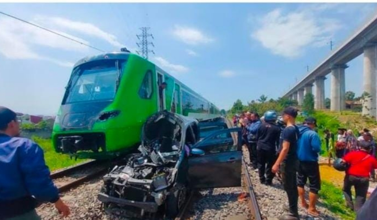 Tabrakan Serius di Kampung Sumur Bor: Isyarat Henti Diabaikan, Feeder 'Whoosh' dan Minibus Bertabrakan