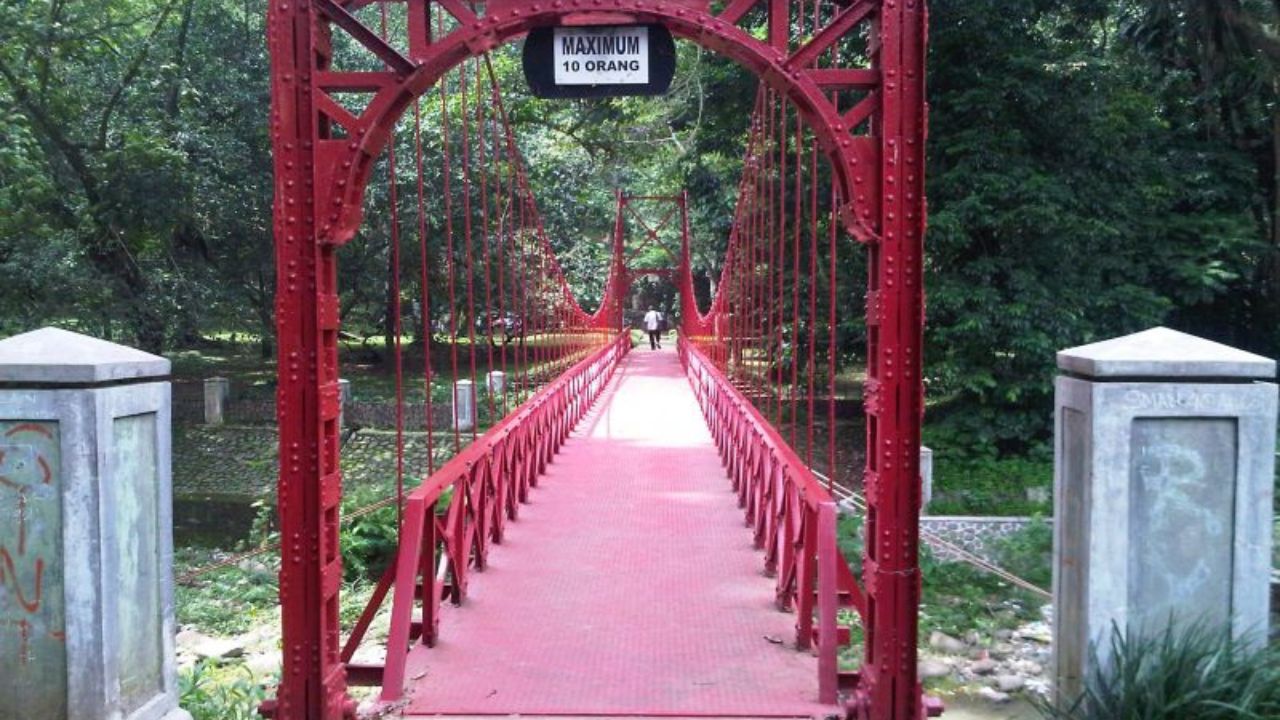 Jembatan Merah di Kebun Raya Bogor: Mitos dan Realita