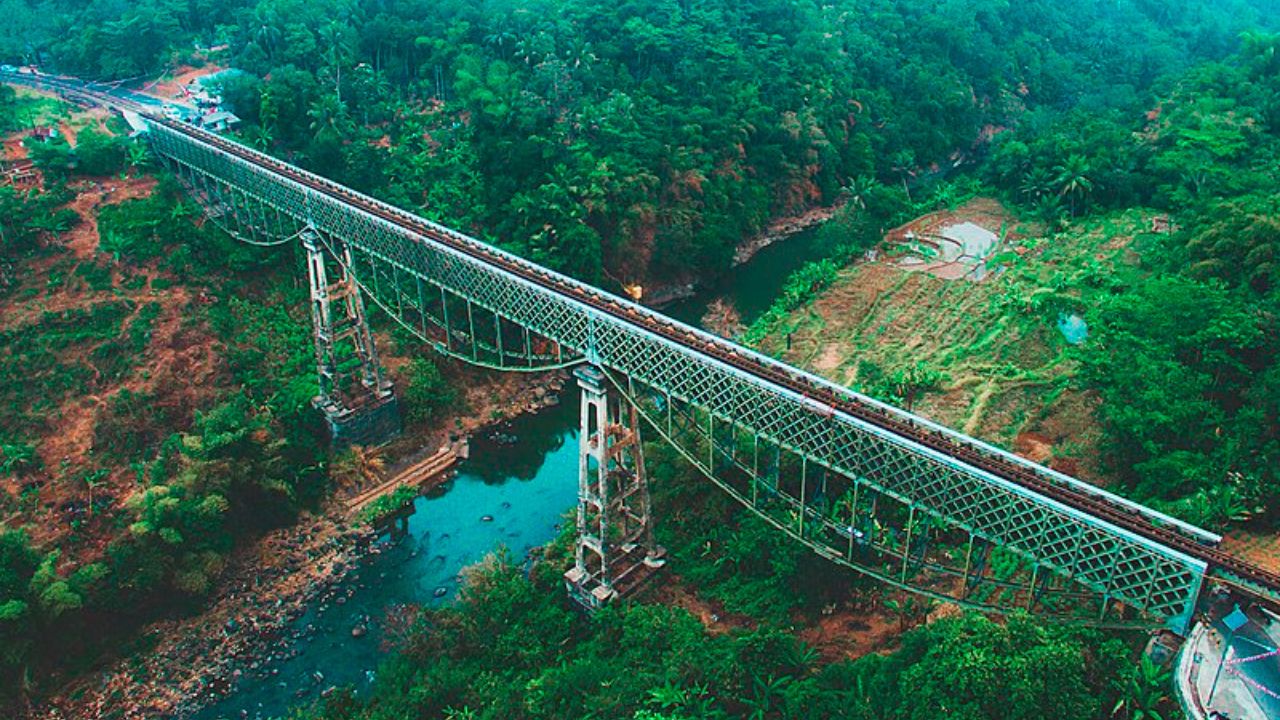 Jembatan Cirahong: Menghubungkan Dua Kabupaten dengan Cerita Mistis