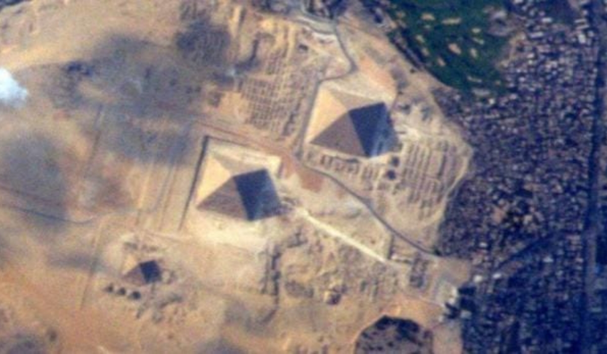 Foto yang Menakjubkan dari Piramida Mesir Diambil dari Luar Bumi