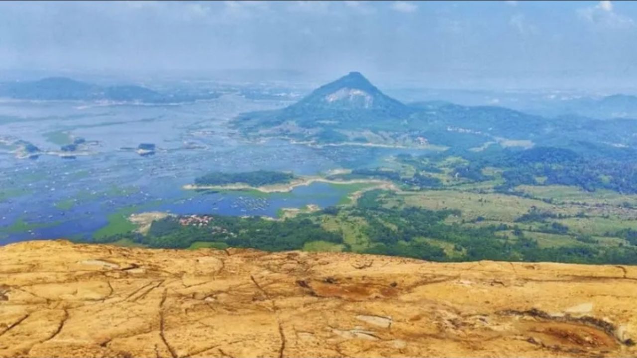 Melihat Dunia dari Puncak Gunung Lembu: Pemandangan Waduk Jatiluhur yang Mengagumkan