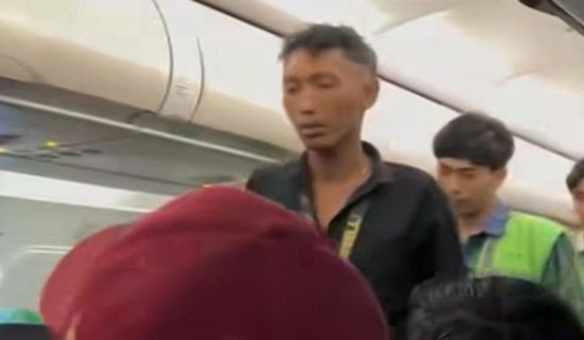 Viral Keberanian Seorang Pria Merokok di Pesawat Yang Memicu Perhatian Netizen
