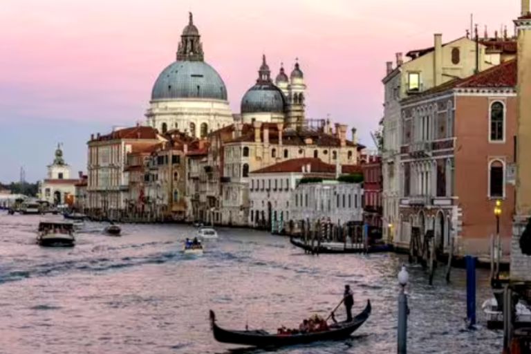 Venice Batasin Jumlah Turis Maksimal 25 Orang per Grup