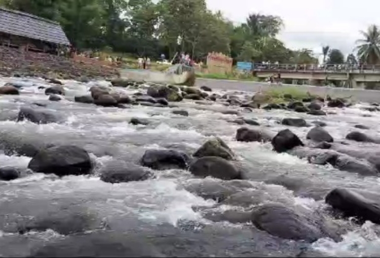 Siswi SD di Empat Lawang Hanyut di Sungai Ayek Lintang, Pencarian Masih Berlanjut!