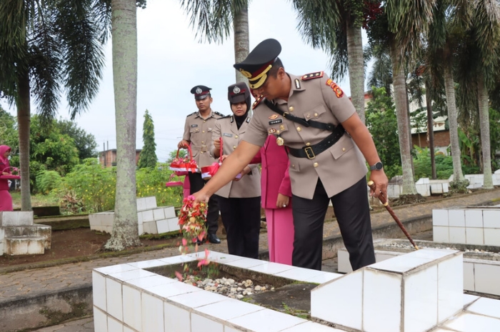 Kapolres Mura Lakukan Tabur Bunga di Makam Pahlawan, Dalam Rangka HUT Bhayangkara ke-77